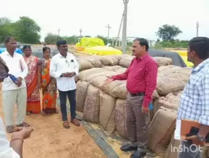 కొడంగల్: కొత్తూరు గ్రామంలో వరి ధాన్యం కొనుగోలు కేంద్రాన్ని తనిఖీ చేసిన అదనపు కలెక్టర్ లింగ్య నాయక్