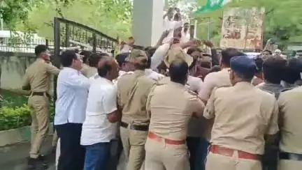 ಚಿತ್ತಾಪುರ: ಛಲವಾದಿ ನಾರಾಯಣಸ್ವಾಮಿ ವಿವಾದಿತ ಹೇಳಿಕೆ ಖಂಡಿಸಿ ಪಟ್ಟಣದಲ್ಲಿ ಕಾಂಗ್ರೆಸ್ ಕಾರ್ಯಕರ್ತರಿಂದ ಮಿಂಚಿನ ಪ್ರತಿಭಟನೆ