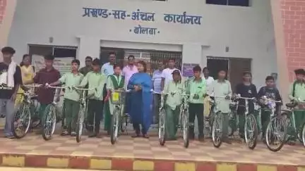 बोलबा: बोलबा प्रखंड कार्यालय में प्रखंड विकास पदाधिकारी ने स्कूली बच्चों को साइकिल वितरित की