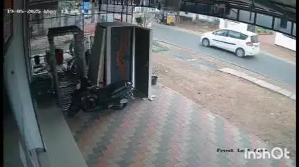 ആലുവ: കവരപ്പറമ്പിൽ അമ്മയുടെ കൈവിട്ട് ഓടിയ കുട്ടിയെ രക്ഷിക്കാൻ ശ്രമിക്കുന്നതിനിടെ ഓട്ടോ മറിഞ്ഞു, CCTV ദൃശ്യം പുറത്ത്