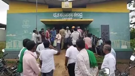 ರಟ್ಟೀಹಳ್ಳಿ ರೈತ ಸಂಪರ್ಕ ಕೇಂದ್ರದಲ್ಲಿ ಬಿತ್ತನೆ ಬೀಜ ವಿತರಣೆ.   ಬಿತ್ತನೆ ಬೀಜ ಖರೀದಿಗೆ ಮುಗಿಬಿದ್ದ ರೈತರು