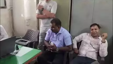 कनाड़िया: ड्यूटी लगाने के नाम पर रिश्वत लेते निगम का असिस्टेंट रंगेहाथ पकड़ा गया, लोकायुक्त ने किया ट्रैप