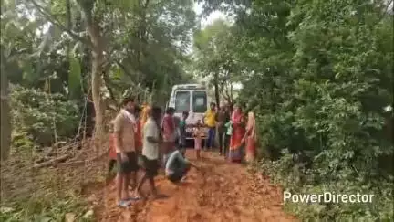 ବିଶୋଇ: ପଞ୍ଚମତଳିଆ ଗ୍ରାମରେ ରାସ୍ତା ସମସ୍ୟା ପାଇଁ ଖଟିଆରେ ବୁହା ହେଲେ ରୋଗୀ, ମରାମତି ପାଇଁ ଦାବି #jansamasya