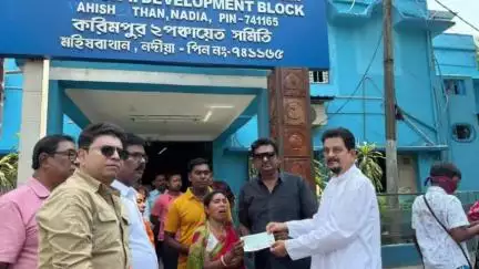 করিমপুর ২: গতকালের পথ দুর্ঘটনায় মৃত ৫ জনের মধ্যে ৩ জনের পরিবারকে ২ লক্ষ টাকার চেক প্রদান করলেন বিধায়ক বিমলেন্দু সিংহ রায়