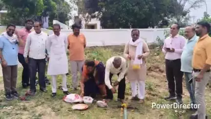 नगर पालिका अध्यक्ष और पार्षद ने वार्ड 3 में दो अलग-अलग नाली निर्माण हेतु किया भूमिपूजन