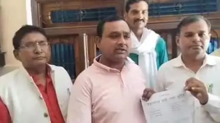 हंडिया: प्रयागराज में अधिवक्ता ने विधायक हंडिया को एम्स की मांग को लेकर दिया ज्ञापन