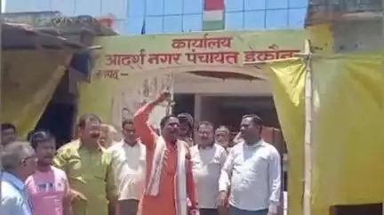 इकौना: इकौना मुक्ति धाम से गायब 600 कीमती पेड़ को लेकर व्यापारियों ने नगर पंचायत का घेराव कर कार्रवाई के लिए SDM को सौपा ज्ञापन