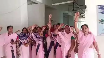 बरियारपुर: विभिन्न मांगों को लेकर आशा कार्यकर्ता और फैसिलिटेटर की पांच दिवसीय हड़ताल जारी