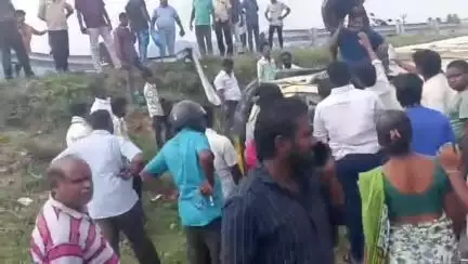 ஆத்தூர்: ஒட்டம்பாறை தேசிய நெடுஞ்சாலையில் கார், சரக்கு வாகனம் மீது மோதி அதிர்ஷ்டவசமாக இரண்டு பேர் உயிர் தப்பினர்