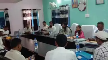 दुलमी: पंचायत सचिवालय सरगडीह में विकास योजनाओं को लेकर समीक्षात्मक बैठक में अभिलेखों का जायजा लिया गया
