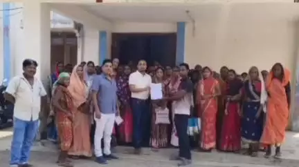 तमनार: तमनार क्षेत्र के ग्रामीणों ने फ्लाई ऐश के उड़ते धूल एवं धुएं से परेशान होकर थाना प्रभारी और तहसीलदार को सौंपा ज्ञापन