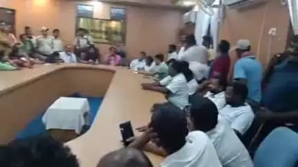 चितरपुर: भुचुंगडीह: कोयला खदान की आग बुझाने में खोखा निवासी की मौत, मुआवजे की मांग को लेकर प्रदर्शन