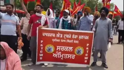 ਦਿੜਬਾ: ਦਿੜਬਾ ਵਿਖੇ ਬਿਜਲੀ ਬੋਰਡ ਦੇ ਠੇਕਾ ਮੁਲਾਜ਼ਮਾਂ ਵੱਲੋਂ ਪੰਜਾਬ ਦੇ ਵਿੱਤ ਮੰਤਰੀ ਹਰਪਾਲ ਚੀਮਾ ਦੇ ਦਫਤਰ ਦੇ ਬਾਹਰ ਕੀਤਾ ਧਰਨਾ ਪ੍ਰਦਰਸ਼ਨ