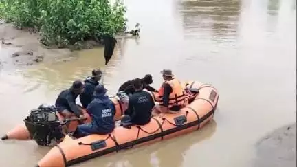 দুধনৈ: দূধনৈ নৈৰ গাৰোপাৰা ঘাটত সন্ধানহীন হোৱা কিশোৰক বিচাৰি এচ ডি আৰ এফৰ অভিযান
