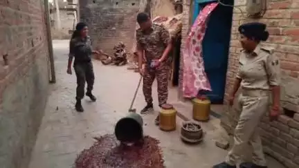 देव: चैनपुर से 65 लीटर महुआ चुलाई देशी शराब के साथ एक व्यक्ति को किया गया गिरफ्तार, 500 लीटर महुआ किया गया विनष्ट