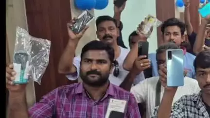 কল্যাণী: রানাঘাট পুলিশ জেলার পক্ষ থেকে ১০০ টিরও বেশি হারিয়ে যাওয়া মোবাইল উদ্ধার করে ফিরিয়ে দেওয়া হল প্রকৃত মালিকদের হাতে