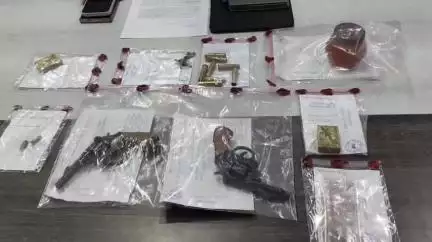 ভরতপুর ১: ভরতপুরে ১ টি বাড়ি থেকে ২ টি বিদেশি আগ্নেয়াস্ত্র সহ কার্তুজ ও বিস্ফোরণ তৈরীর বেশ কিছু সরঞ্জাম উদ্ধার সহ গ্রেফতার ১