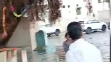 रेलमगरा: रेलमगरा के बनेडिया में तेज हवा और बारिश के कारण विशाल पेड़ कार पर गिर गया, कार हुई क्षतिग्रस्त