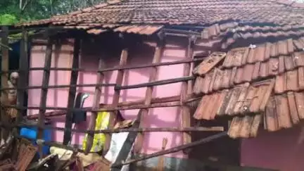 വെള്ളരിക്കുണ്ട്: ശക്തമായ കാറ്റിലും മഴയിലും വരഞ്ഞൂരിൽ വീട് തകർന്നു, രണ്ടു ലക്ഷം രൂപയുടെ നാശനഷ്ടം