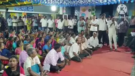 நாட்றாம்பள்ளி: நெக்குந்தி பகுதியில் கள ஆய்வின் போது காலில் விழுந்த மூதாட்டியை அருகில் அமர வைத்து மனுவை பெற்றுக்கொண்ட மாவட்ட ஆட்சியர்