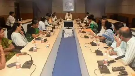చిన్మయి నగర్ జేఎన్టీయూ విశ్వవిద్యాలయంలో ఉపకులపతి సుదర్శన్ రావు ఆధ్వర్యంలో డైరెక్టర్ల కమిటీలతో సమావేశం
