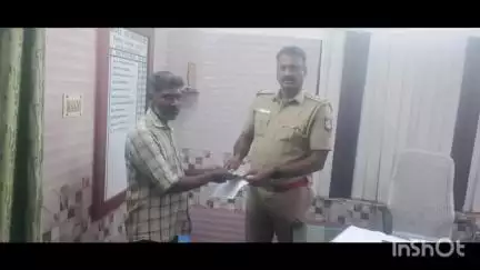 அன்னூர்: ATM-ல் கேட்பாரற்று இருந்த பணத்தை கோவில்பாளையம் காவல் நிலையத்தில் ஒப்படைத்த நபருக்கு போலீஸ் பாராட்டு