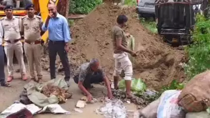 सुप्पी: सुप्पी थाना पुलिस ने विभिन्न मामलों में ज़ब्त 2030 लीटर शराब को किया नष्ट