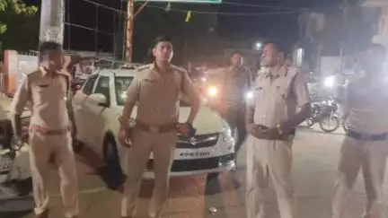 लवकुशनगर थाना पुलिस ने नगर के बाजार में व्यापारियों की दुकानों पर कैमरे किए चेक