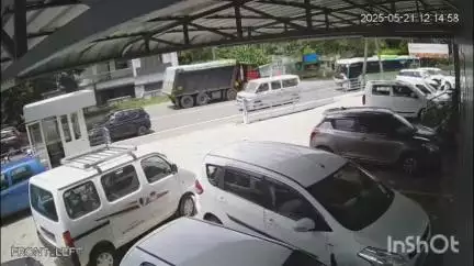 മൂവാറ്റുപുഴ: ചോരക്കുഴിയിൽ പ്രതിയെ കസ്റ്റഡിയിലെടുക്കാൻ പോയ പോലീസ് വാഹനം അപകടത്തിൽപ്പെട്ടു, സി.സി.ടി.വി ദൃശ്യം പുറത്ത്