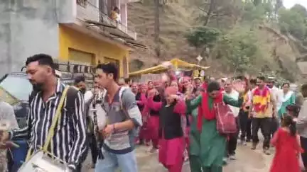 पधर: कुफरी में तीन दिवसीय लखदाता मेले के दूसरे दिन द्रंग के विधायक पूर्ण चन्द ठाकुर ने की शिरकत