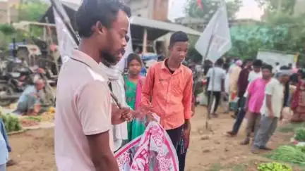 বান্দোয়ান: কলেজ স্ট্রিটে ছাত্র সমাবেশের  জন্য বান্দোয়ান হাটে SFI- এর   অর্থ সংগ্রহ কর্মসূচি