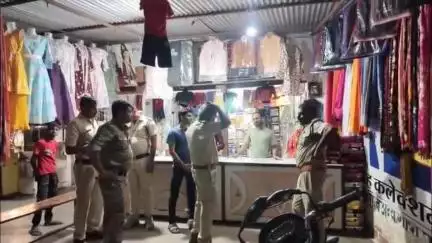 घुवारा: घुवारा चौकी पुलिस ने व्यापारियों से दुकानों पर पहुंचकर किया संवाद, सीसीटीवी कैमरे लगवाने के लिए किया प्रेरित