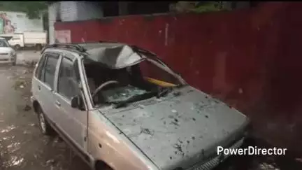 धारी: बुधवार को खैरना बाजार में बारिश के कारण जल भराव से दुकानों में पानी घुसा, एक कार हुई क्षतिग्रस्त