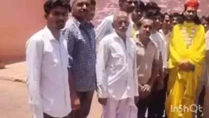 ओसियां: बेलवा खत्रीया गांव में गोवंश पर तेजाब फेंकने के मामले में ग्रामीणों ने डीएसपी को सौंपा ज्ञापन