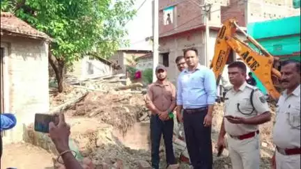 जाले: जाले प्रखंड के बिहारी गांव में दबंगों ने कुएं पर किया अतिक्रमण, दुकान बनवाई, आज हटाया गया