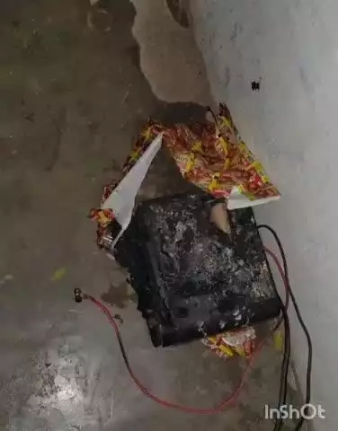 खतौली: खतौली कस्बे के जगत कॉलोनी में आकाश से बिजली गिरने से एक मकान में रखे बिजली के उपकरणों में लगी आग