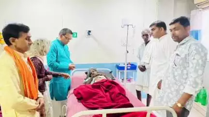 सुठालिया: लोधी समाज के जिलाध्यक्ष इंदर सिंह लववंशी ने भोपाल के तृप्ति हॉस्पिटल में गांगाहोनी के भर्ती मरीज से मुलाकात की