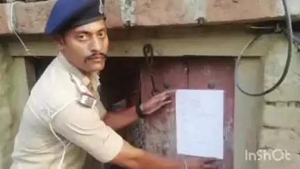 धनरुआ: बिहार पुलिस पर हमला करने वाले आठ लोगों के घर पभेड़ी गांव में ढोल बजाकर इश्तहार लगाया गया