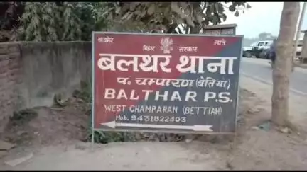 सिकटा: माजरपुल पर अनियंत्रित होकर बाइक सवार गिरा, दंपति घायल