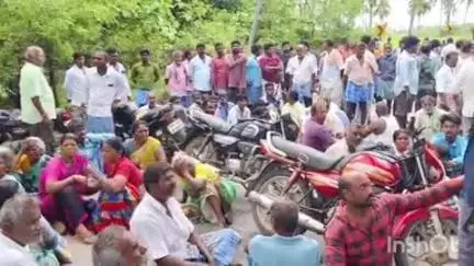 நெமிலி: வேட்டாங்குளத்தில் இளைஞர் சரமாரியாக வெட்டிக்கொலை - கிராம மக்கள் சடலத்தை வைத்து சாலை மறியல்