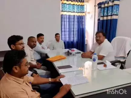 खरौंधी: एसडीओ ने खरौंधी प्रखंड कार्यालय में की विकास योजनाओं की समीक्षा