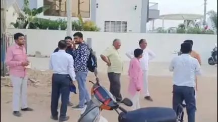ડીસા: ડીસા શુભમ પાર્ટી પ્લોટ થી પાલનપુર હાઈવે પર નવિન રોડ બનાવાની કામગીરી અંતર્ગત ચીફ ઓફિસર સહિત પ્રમુખે સ્થળની મુલાકાત લીધી