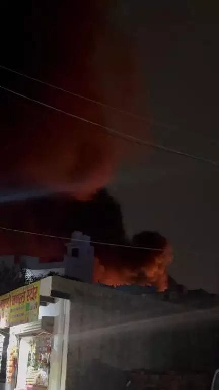 Gurgaon sec-5 phase-3 Main lagi bhayanak aag se hua kaafi nukshaan or logo ko karna pada kaafi dikkato ka samnaa
