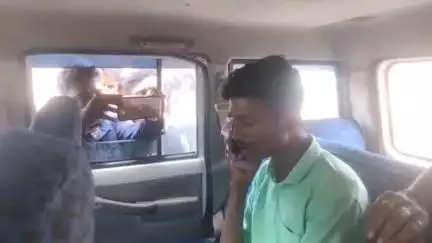 হলদিবাড়ি: জাল লটারি বিজেতাকে আটক করে হলদিবাড়ি থানার পুলিশের হাতে তুলে দিলেন স্থানীয়রা