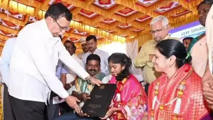 ಮಧುಗಿರಿ: ನೂರರಷ್ಟು ಸಾಧನೆಗೆ ಗೌರವ: ಶಿಕ್ಷಕರು, ಪ್ರತಿಭಾವಂತ ವಿದ್ಯಾರ್ಥಿನಿಗೆ ಪಟ್ಟಣದಲ್ಲಿ ಸಚಿವ ರಾಜಣ್ಣ ಸನ್ಮಾನ