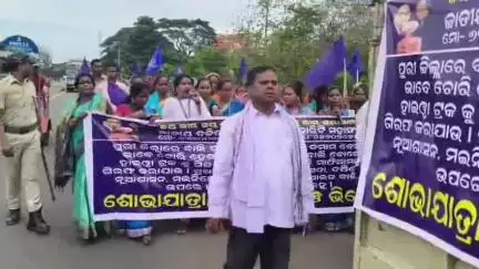 ପିପିଲି: ବେଆଇନ ବାଲି ଘାଟ ବନ୍ଦ ଦାବି, ତହସିଲ କାର୍ଯ୍ୟାଳୟ ଘେରାଉ ଓ ଜିଲ୍ଲାପାଳଙ୍କ ଉଦ୍ଦେଶ୍ୟରେ ଦାବିପତ୍ର ପ୍ରଦାନ
