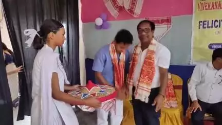 গোৰেশ্বৰ ভাগ: শুক্লাই বিবেকানন্দ কেন্দ্ৰীয় বিদ্যালয়ত কৃতী ছাত্ৰ-ছাত্ৰীৰ সম্বৰ্ধনা সভাত উপস্থিত থাকে বিটিআৰৰ ইএম ৰনেন্দ্ৰ নাৰ্জাৰী