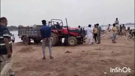 टिमरनी: नर्मदा से अवैध रेत खनन पर कार्रवाई, राजस्व टीम ने ट्रैक्टर पकड़े, चालक फरार, तीन पर FIR दर्ज