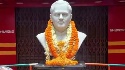 পুরাতন মালদা: ব্লক কংগ্রেসের পক্ষ থেকে প্রয়াত প্রাক্তন প্রধানমন্ত্রী রাজীব গান্ধীর আবেক্ষ মূর্তিতে শ্রদ্ধাঞ্জলী নিবেদন অনুষ্ঠিত হয়