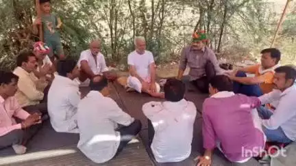 अरैन: पूर्व विधायक सुरेश टाक ने अराई उपखण्ड क्षेत्र के विभिन्न गांवों का दौरा किया, शोक संतृप्त परिवारों को दी सांत्वना